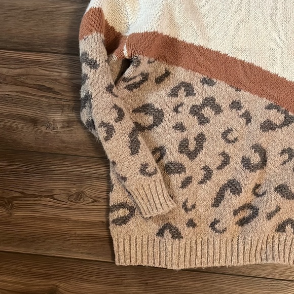 Easel Leopard Boutique Sweater - Picture 4 of 4